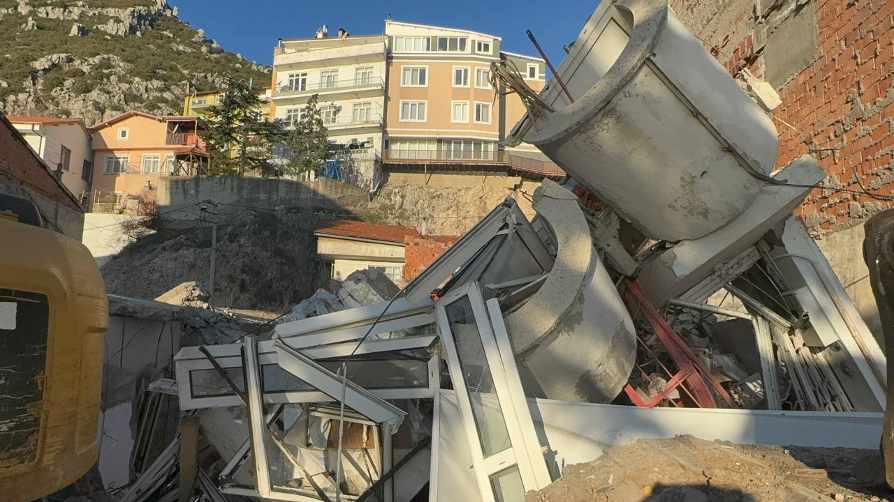Isparta'da Üç Katlı Bina Çöktü