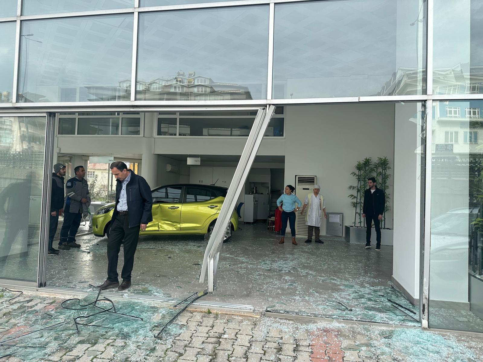 Alanya'da Şerit İhlali Yapan Otomobil Showrooma Daldı