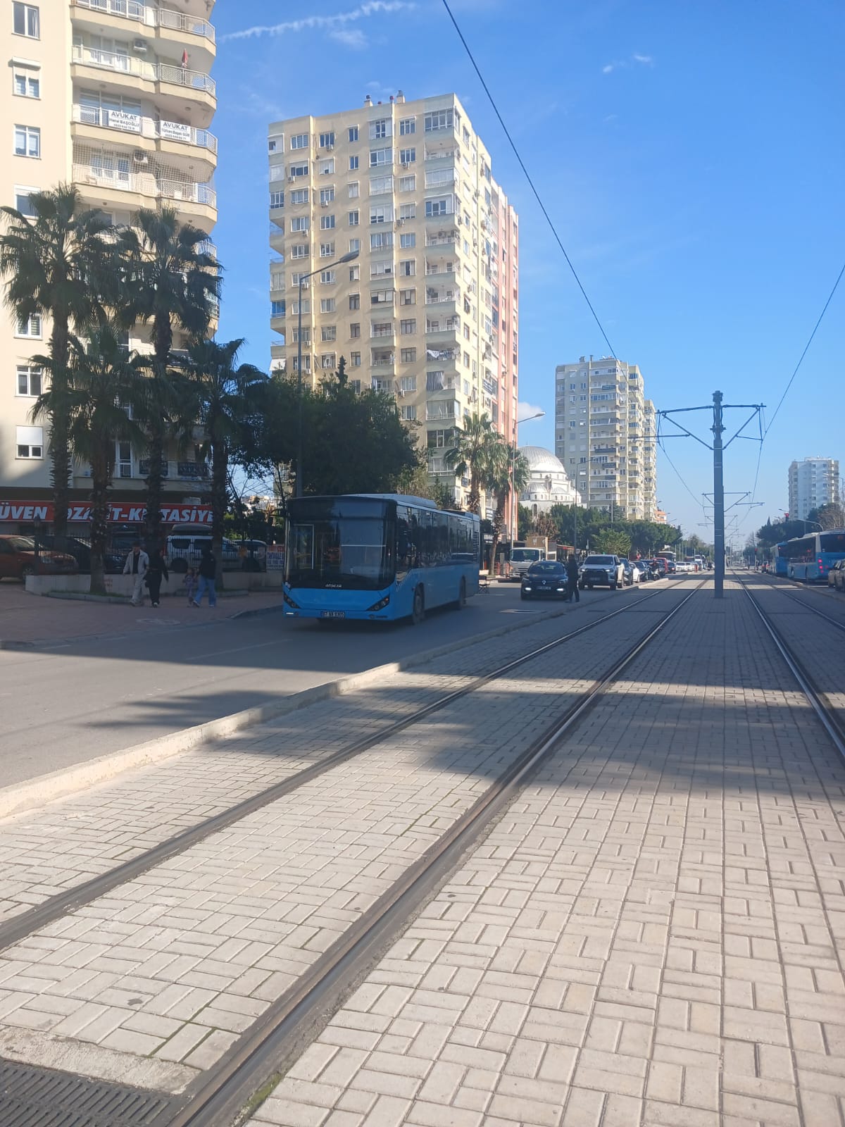 Otomobil Belediye Otobüsüne Çarptı