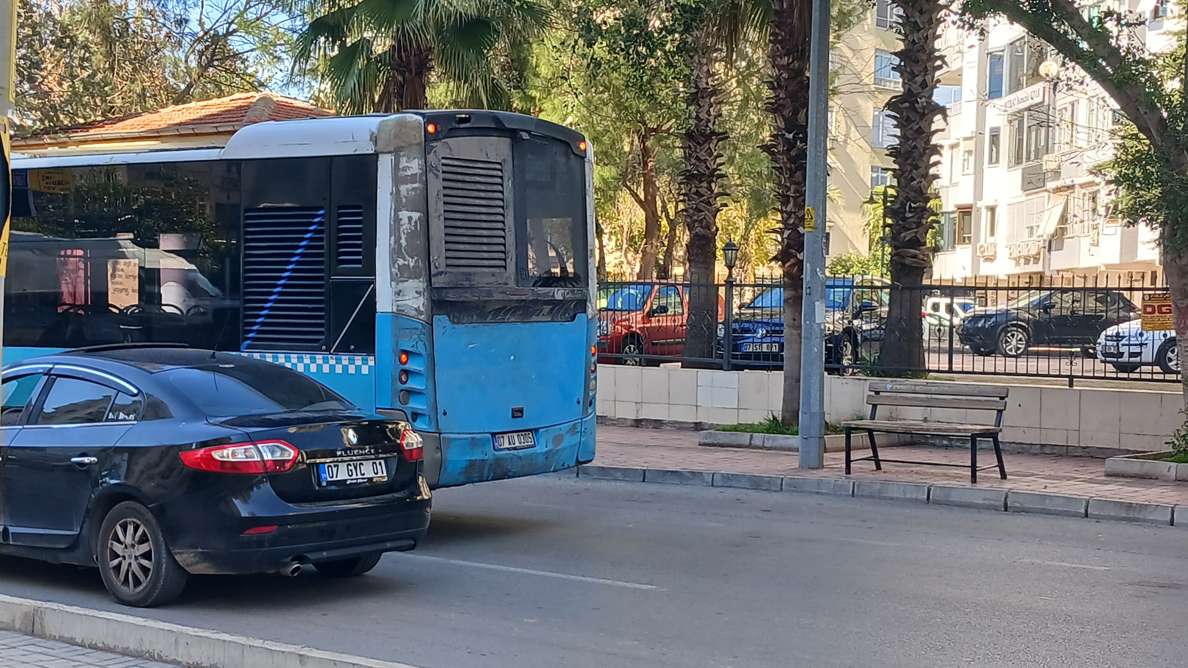 Otomobil Belediye Otobüsüne Çarptı