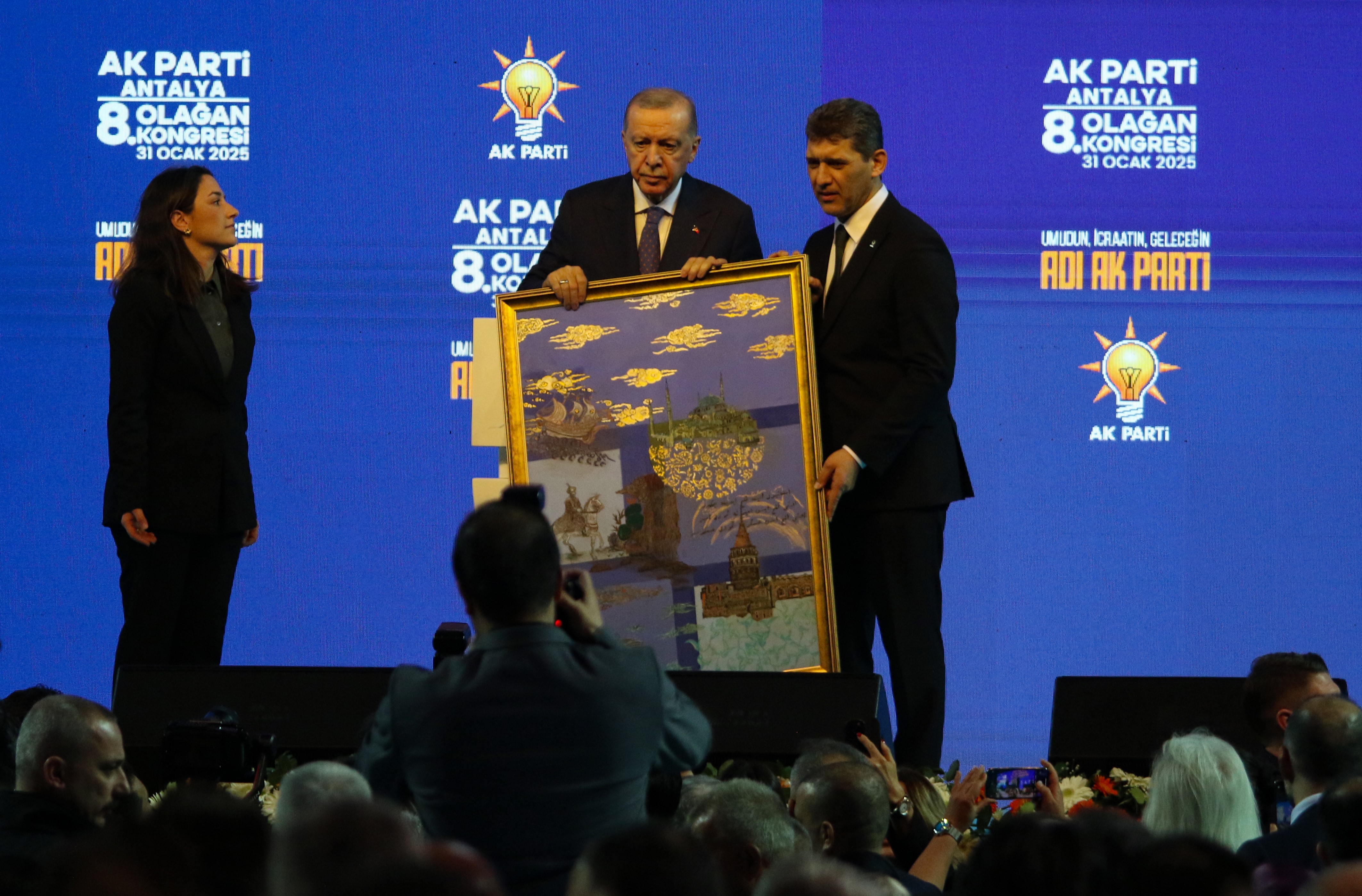 Cumhurbaşkanı Erdoğan: "Sayın Özel Oturduğu Koltuğun Hakkını Hala Veremedi"