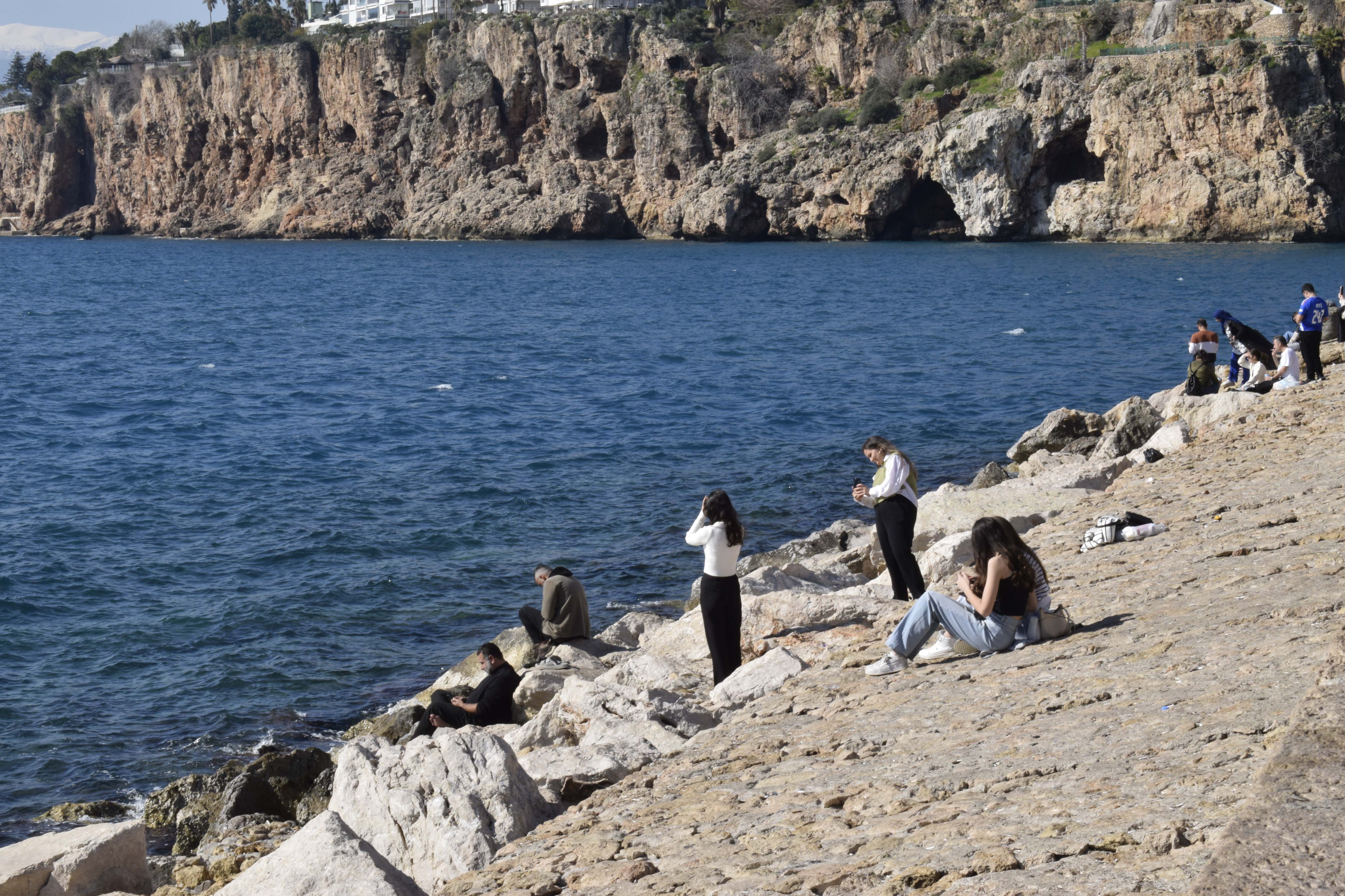 Antalya'da Vatandaşlar ve Turistler, Şubat Ayının İlk Gününde de Güneşli Havanın Tadını Çıkarttı