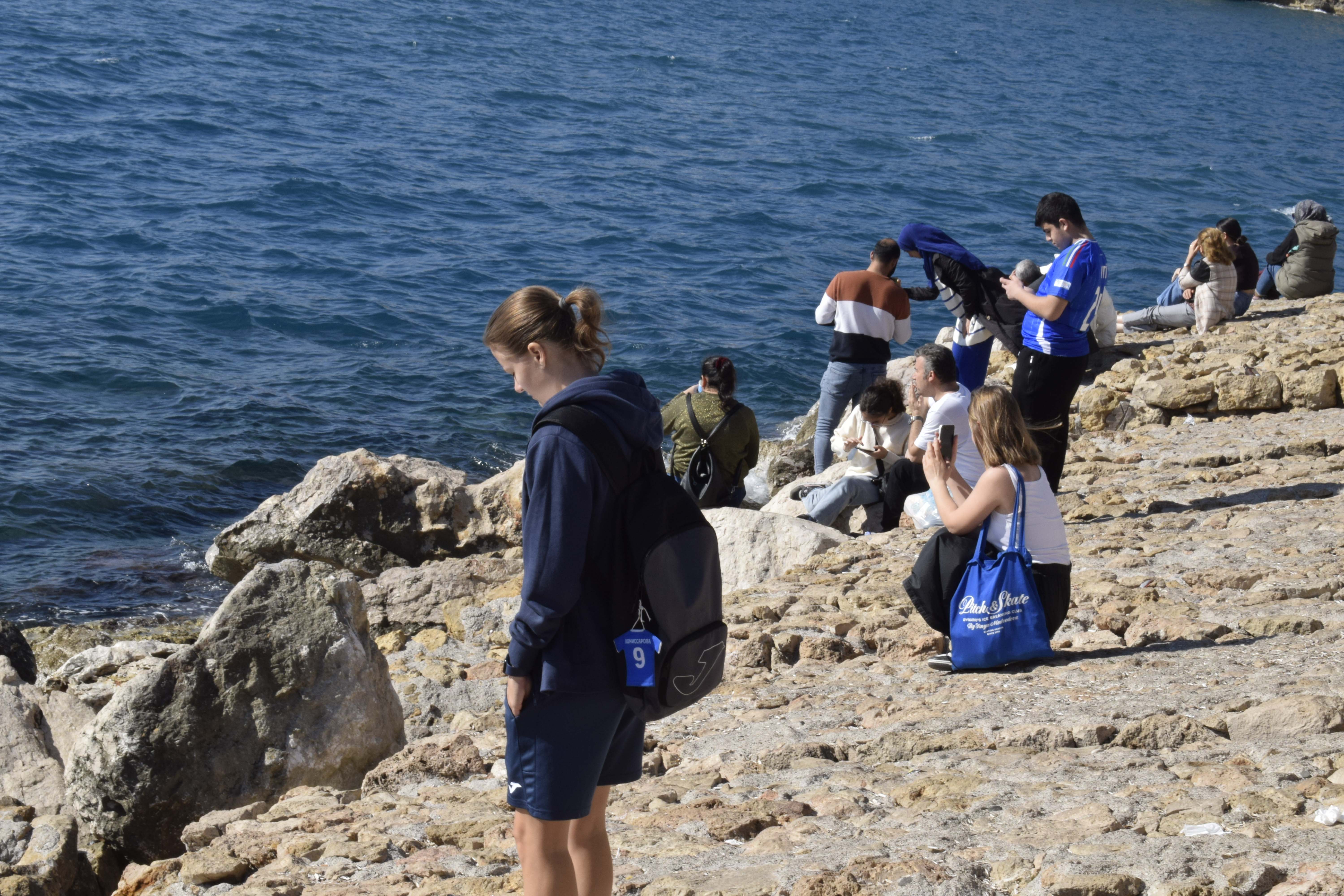 Antalya'da Vatandaşlar ve Turistler, Şubat Ayının İlk Gününde de Güneşli Havanın Tadını Çıkarttı