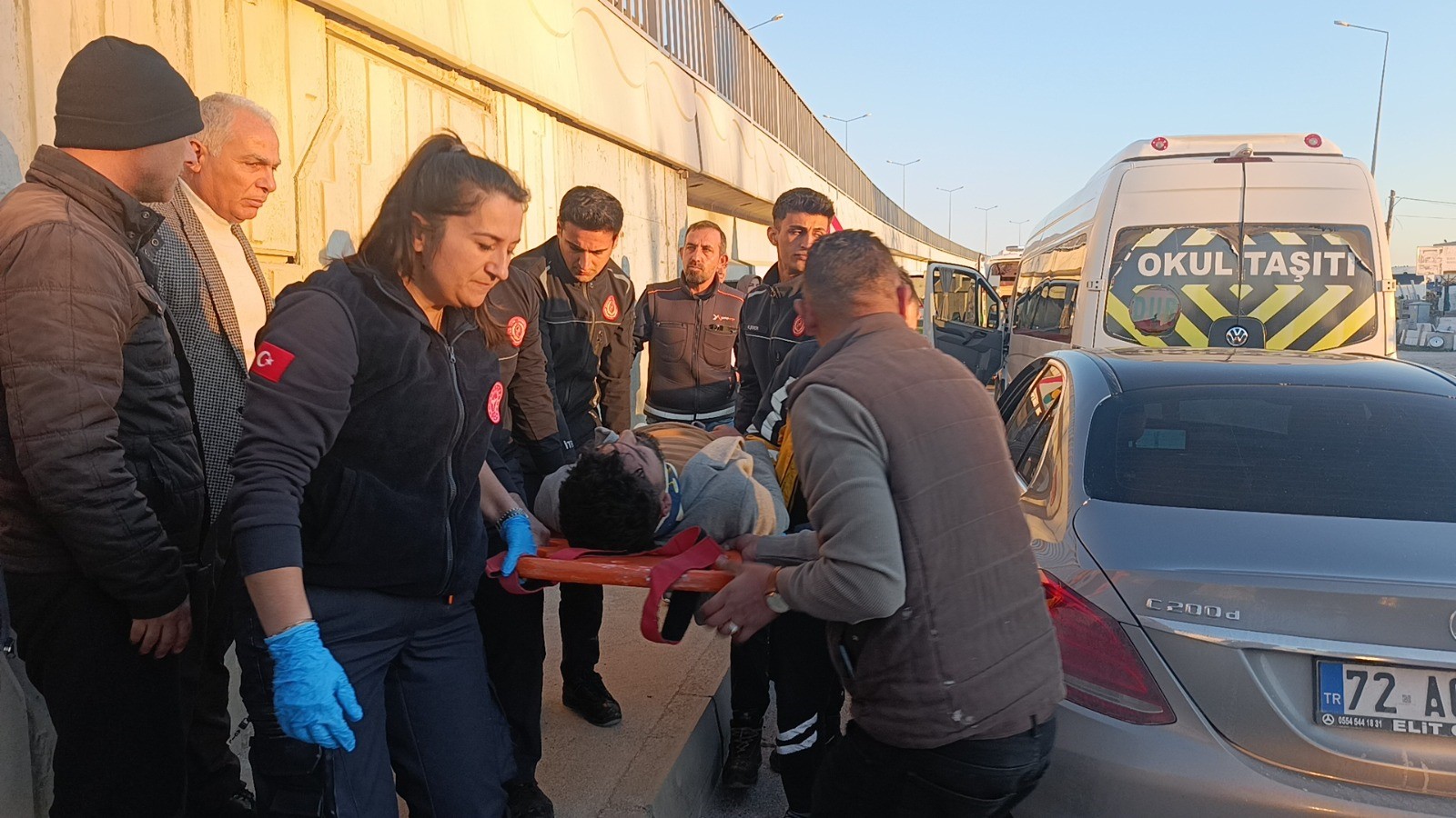 Otomobil Okul Servisine Çarptı, Sürücü Araçta Sıkıştı