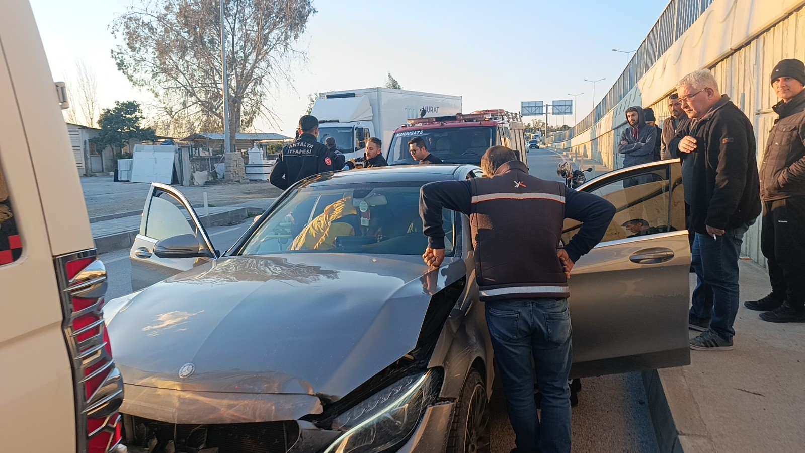 Otomobil Okul Servisine Çarptı, Sürücü Araçta Sıkıştı