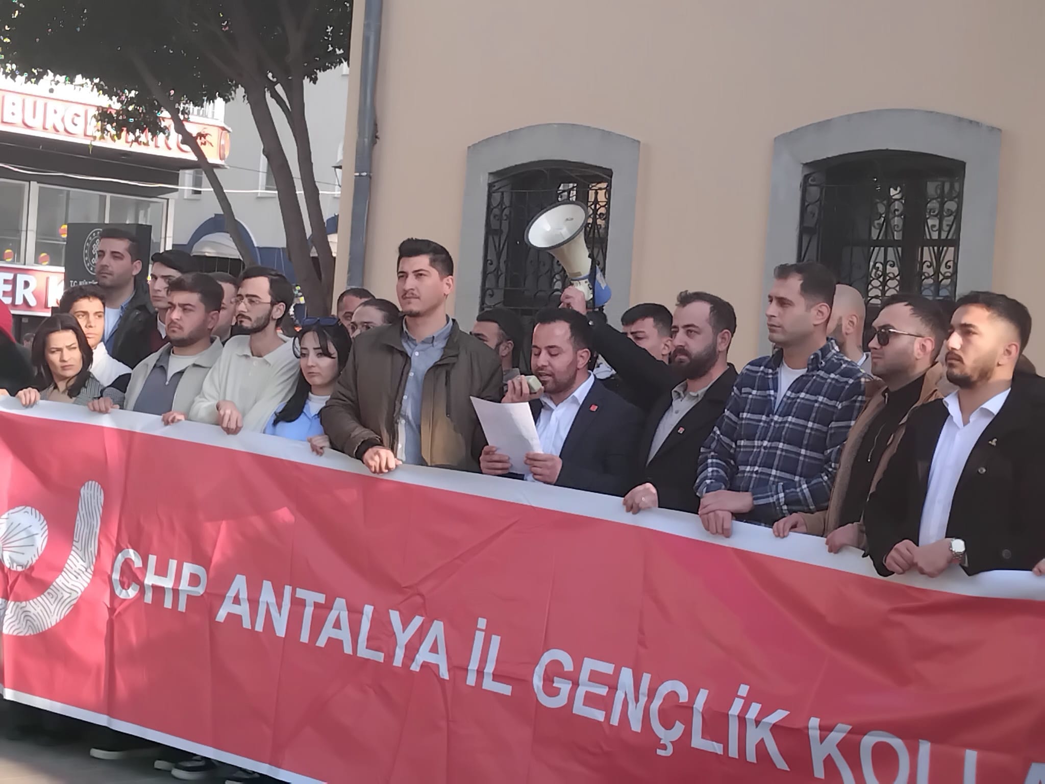 Antalya CHP Gençlik Kolları İhraç Edilen Teğmenlere Destekte Bulundu