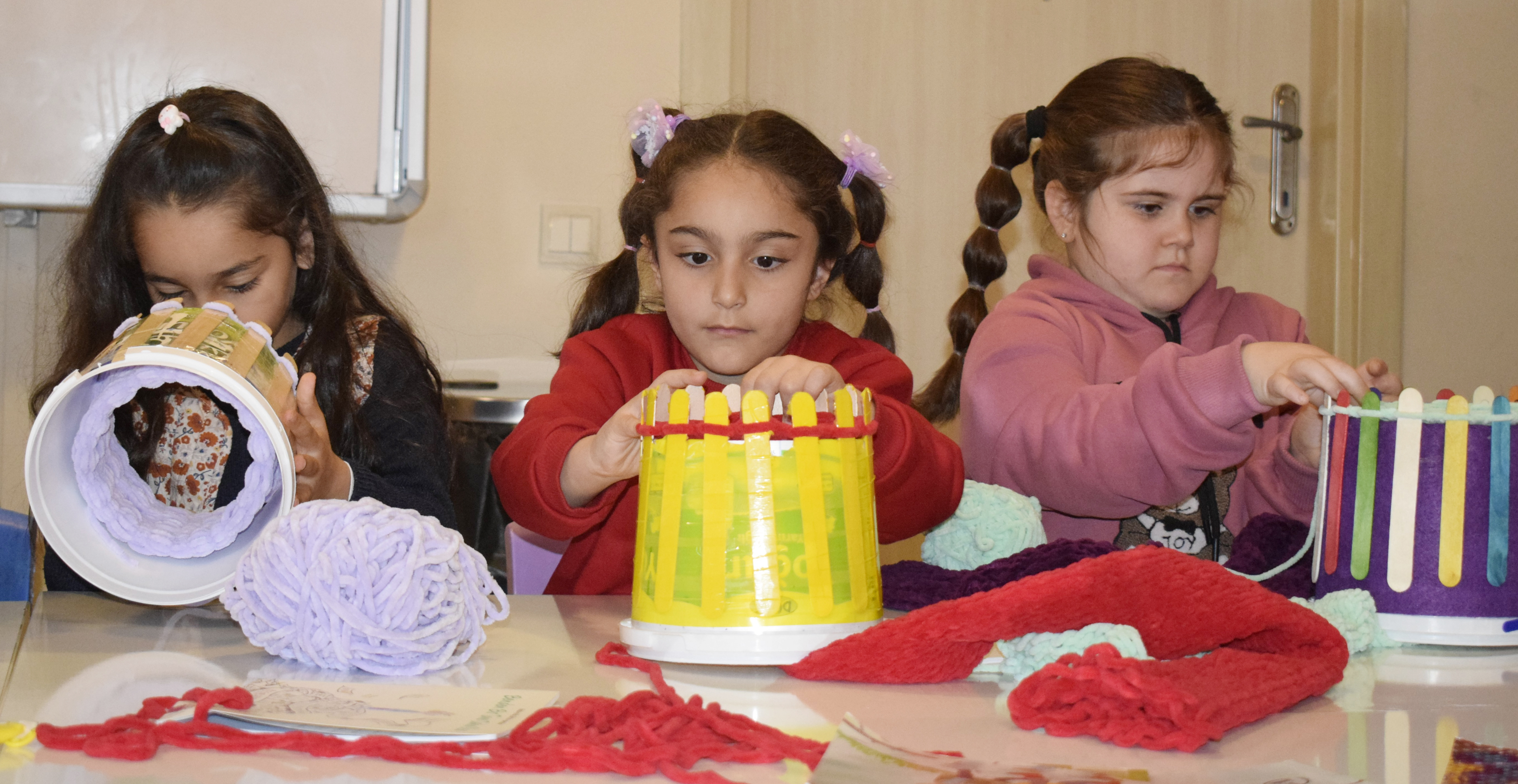 Depremzede çocuklar, 'gönül atkısı' ile ısınıyor