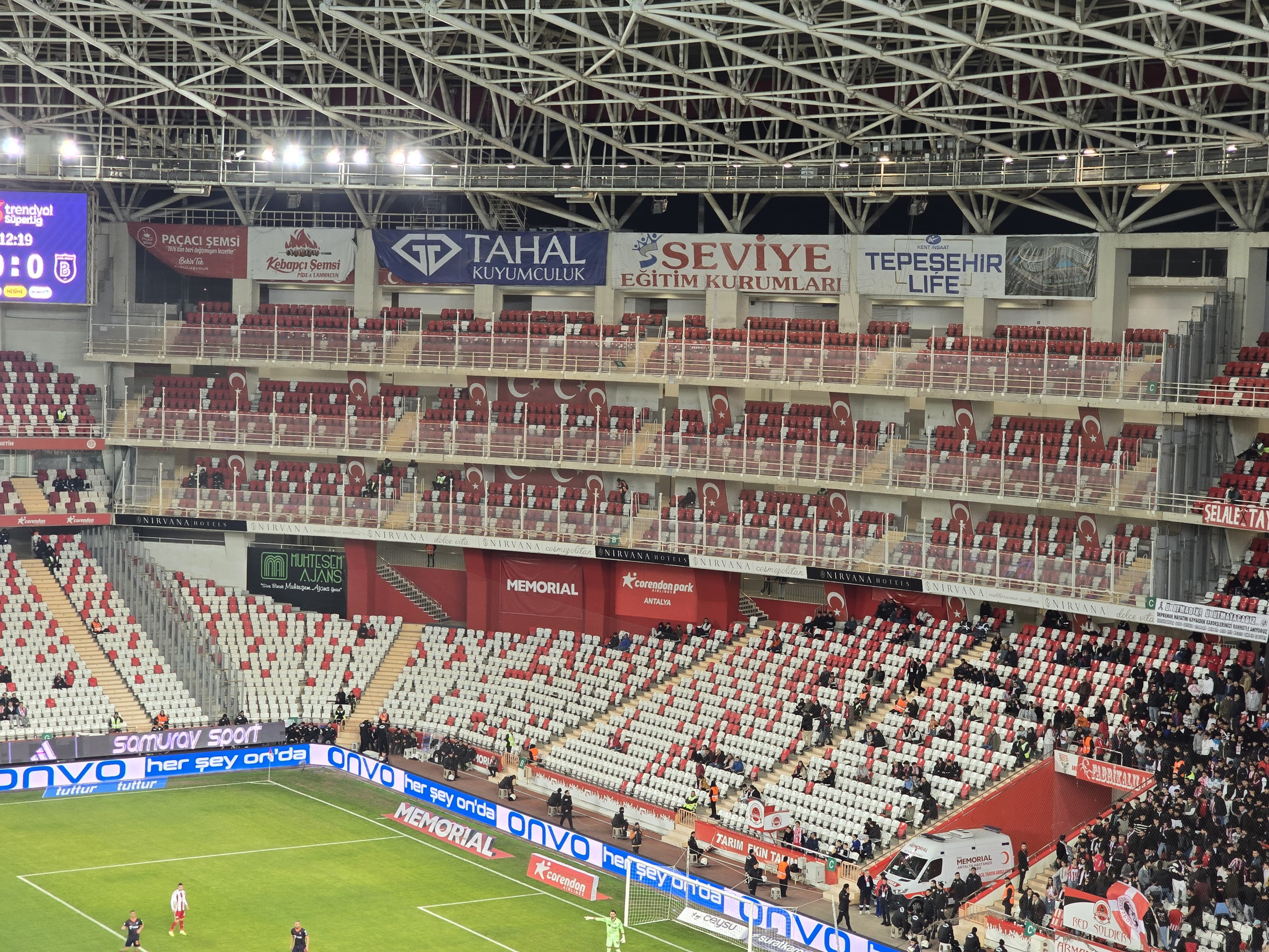 Antalyaspor – Başakşehir Karşılaşmasında Bir Tribün Çok Dikkat Çekti