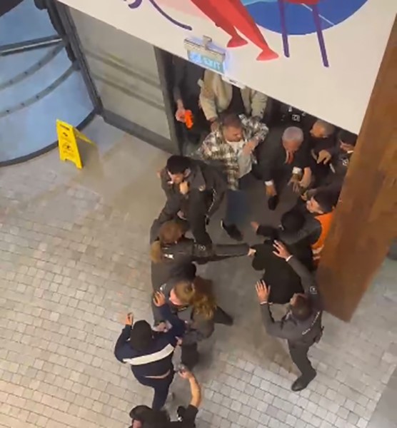 AVM'de Bıçaklı Kavga
