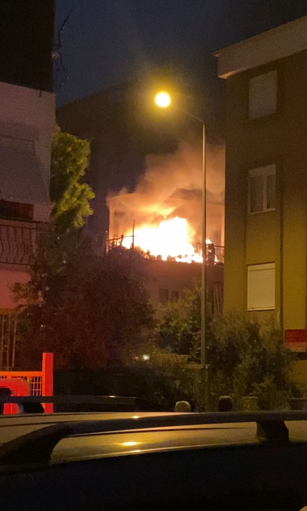 Balkonda Başlayan Yangında Daire Küle Döndü