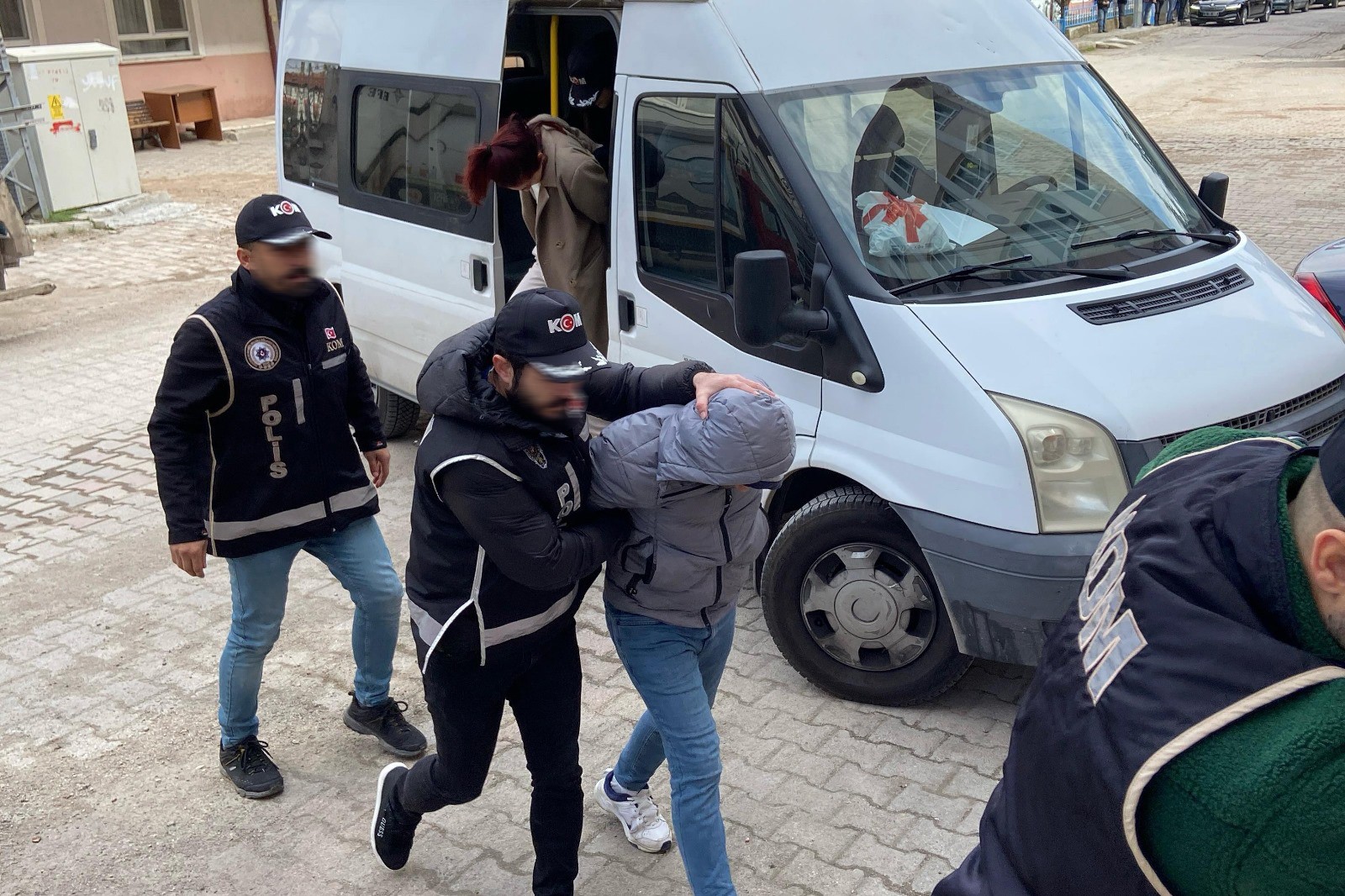Isparta'da İki Araçta Yüzlerce Ruhsatsız Tabanca Ele Geçirildi