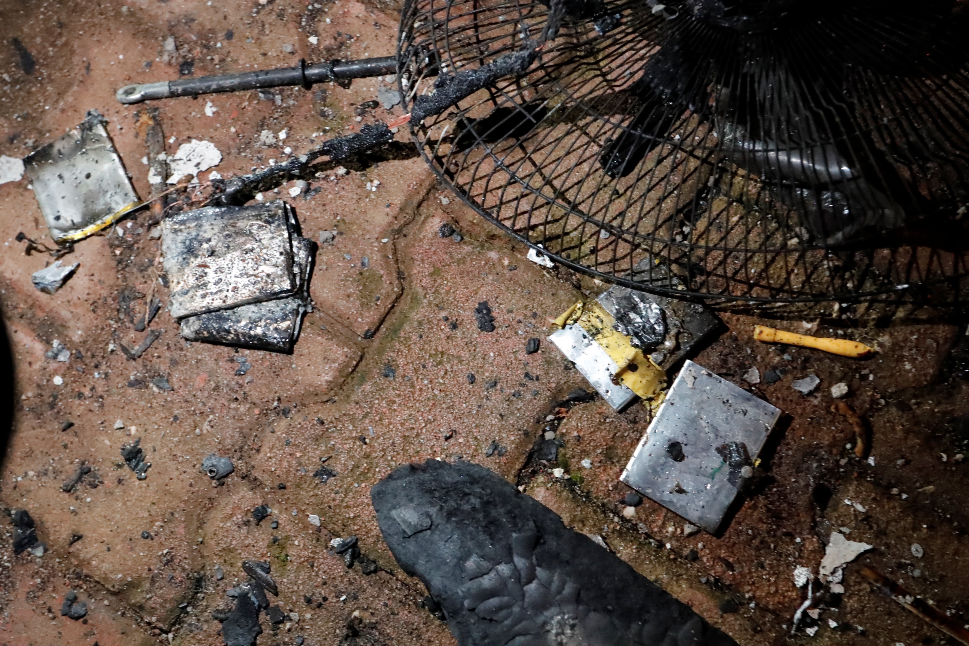 Cep Telefonu Bataryaları Bomba Gibi Patladı