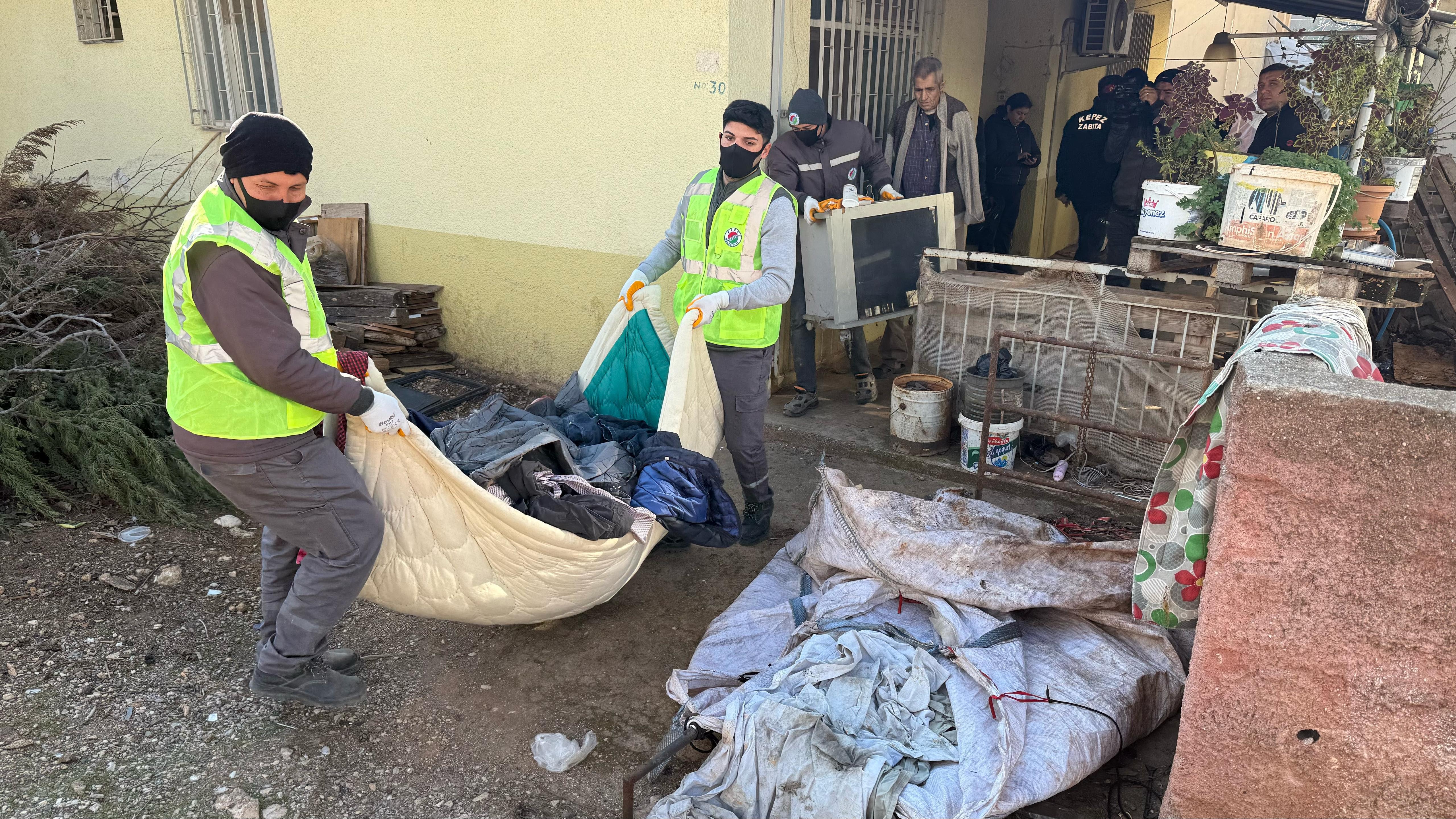Tek Odalı Çöp Ev Temizlendi; Yeni Eşyalar Verilecek