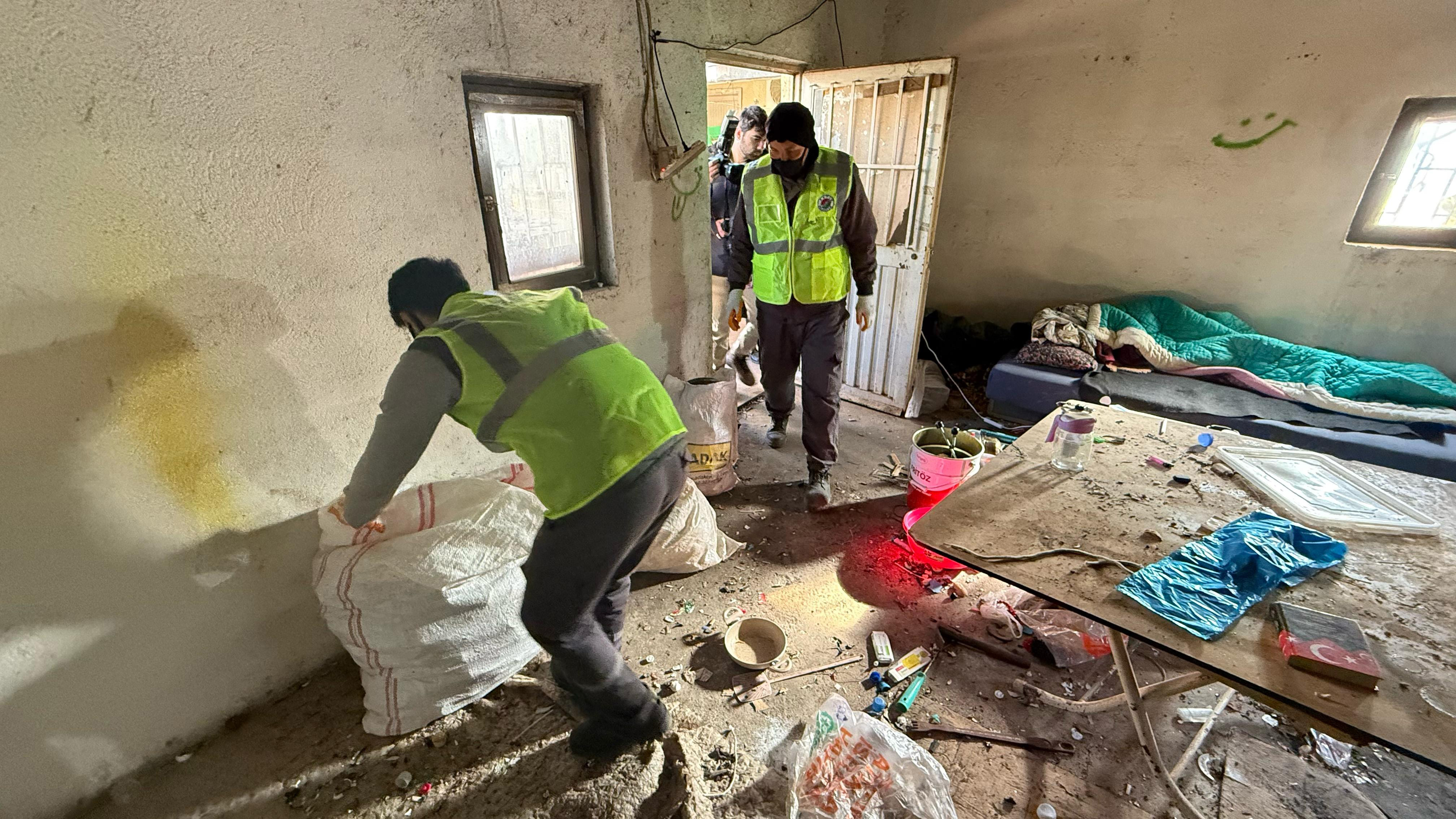 Tek Odalı Çöp Ev Temizlendi; Yeni Eşyalar Verilecek
