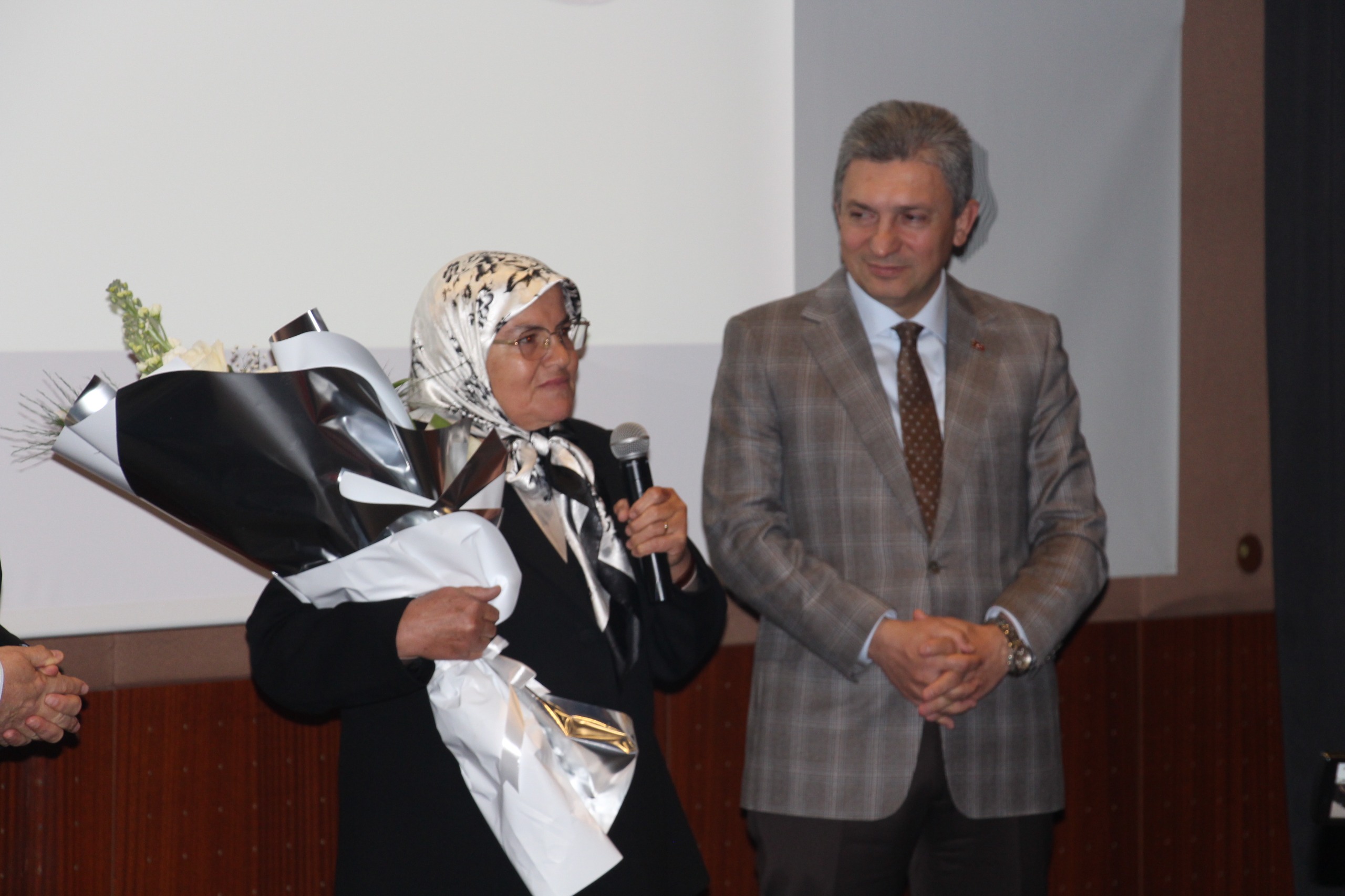 Halı Dokumacı Ayşe Taç Yılın Kadını Seçildi