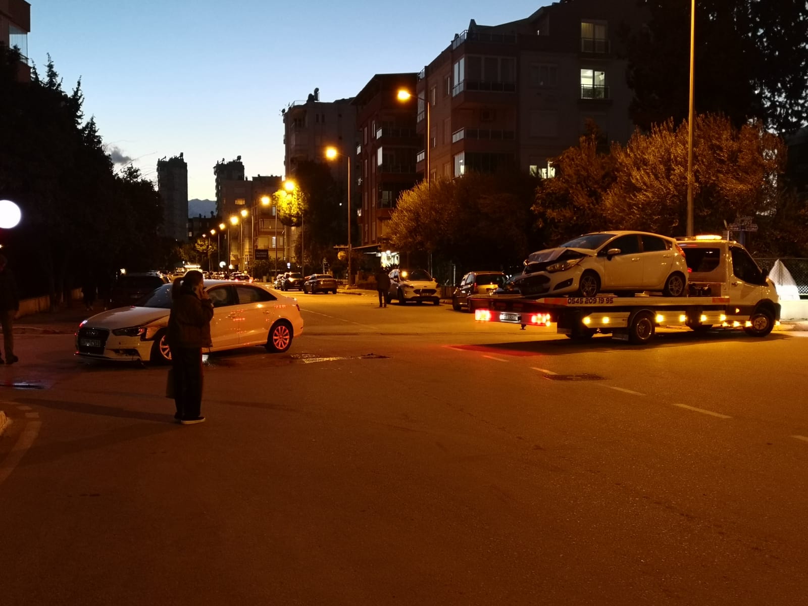 Antalya’da Otomobillerin Çarpışması Sonucu Maddi Hasar Oluştu