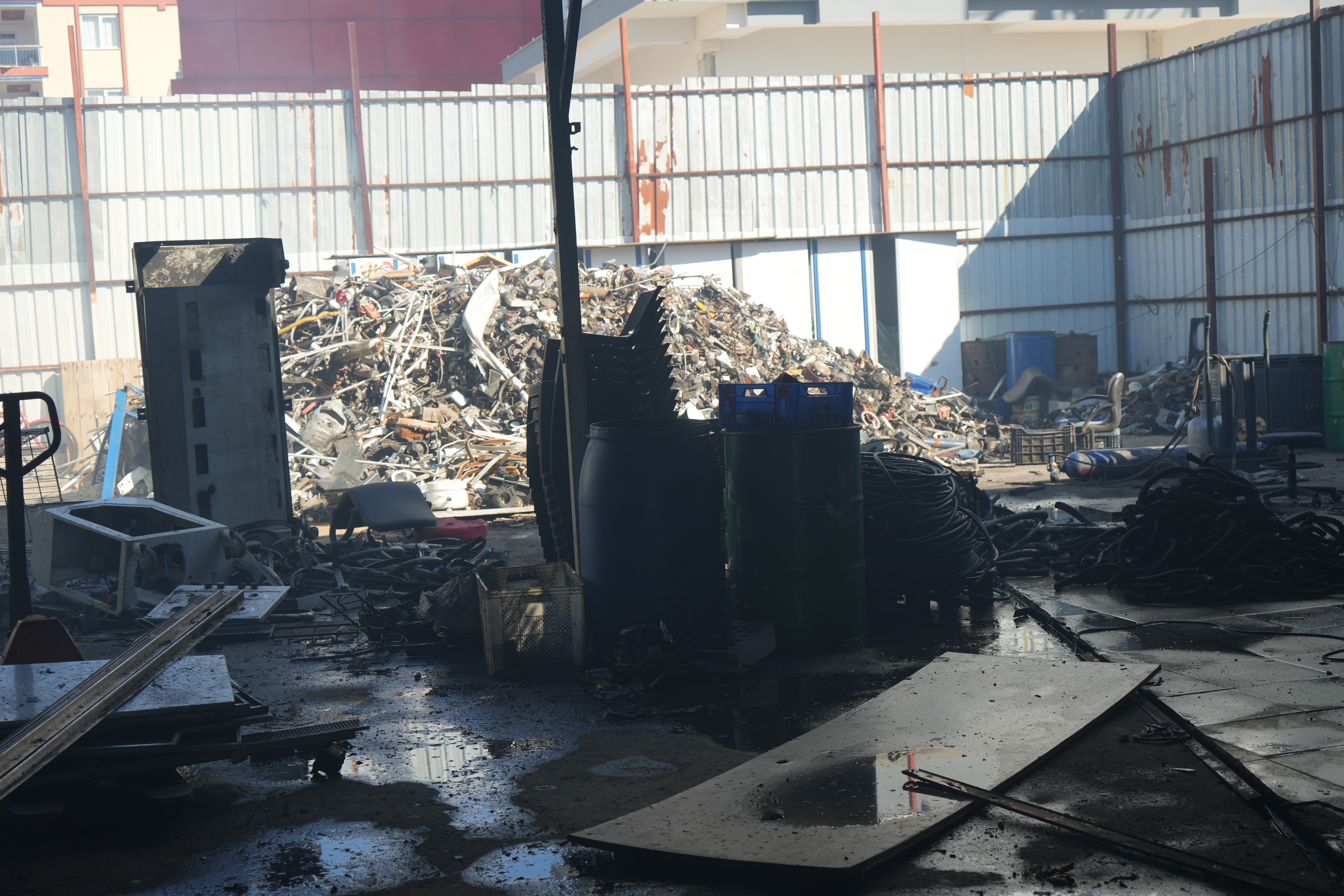 Alevler Depoyu Küle Çevirdi, Milyonlarca Liralık Hasar Oluştu