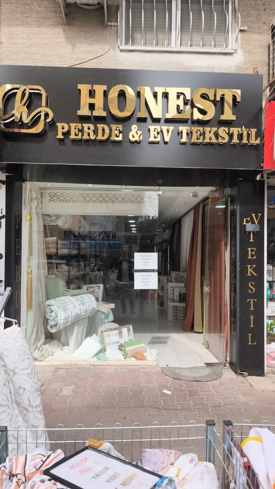 Honest Perde Kapılarını Açtı