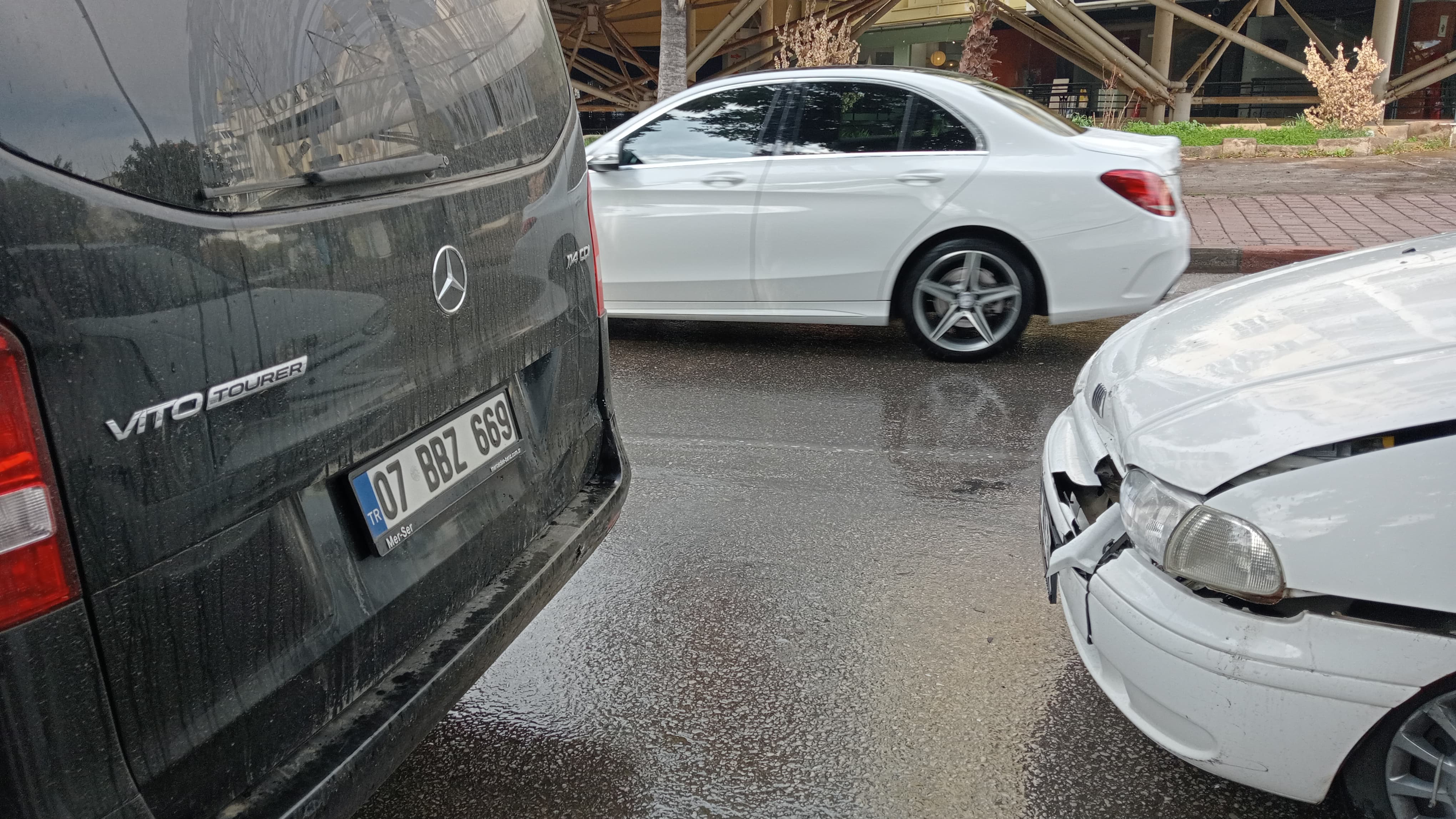 Muratpaşa’da Maddi Hasarlı Kaza Meydana Geldi