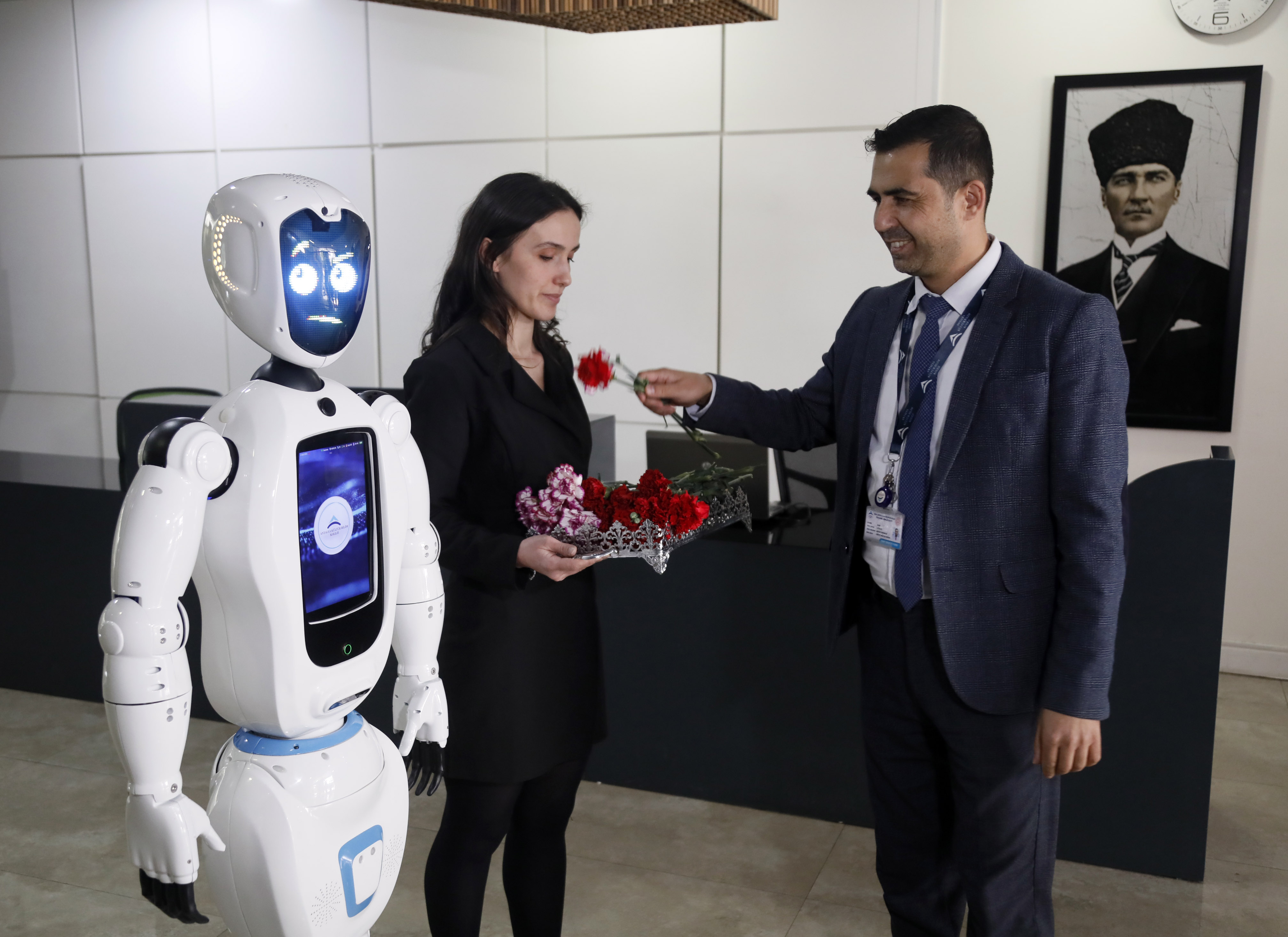 Robot Öğretmenden Ada'dan Öğrencilere: Kadına Şiddete Sessiz Kalmayın