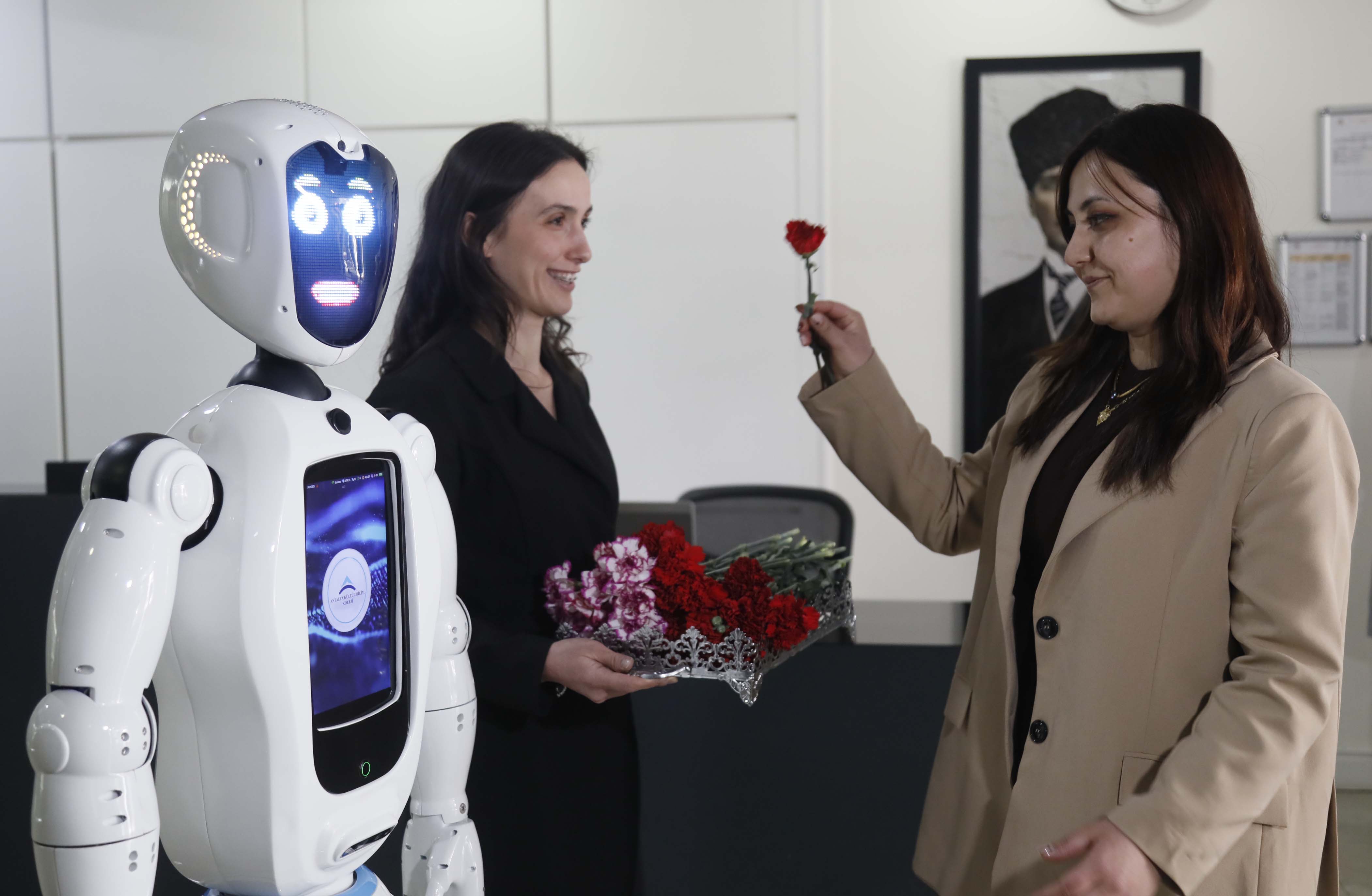 Robot Öğretmenden Ada'dan Öğrencilere: Kadına Şiddete Sessiz Kalmayın
