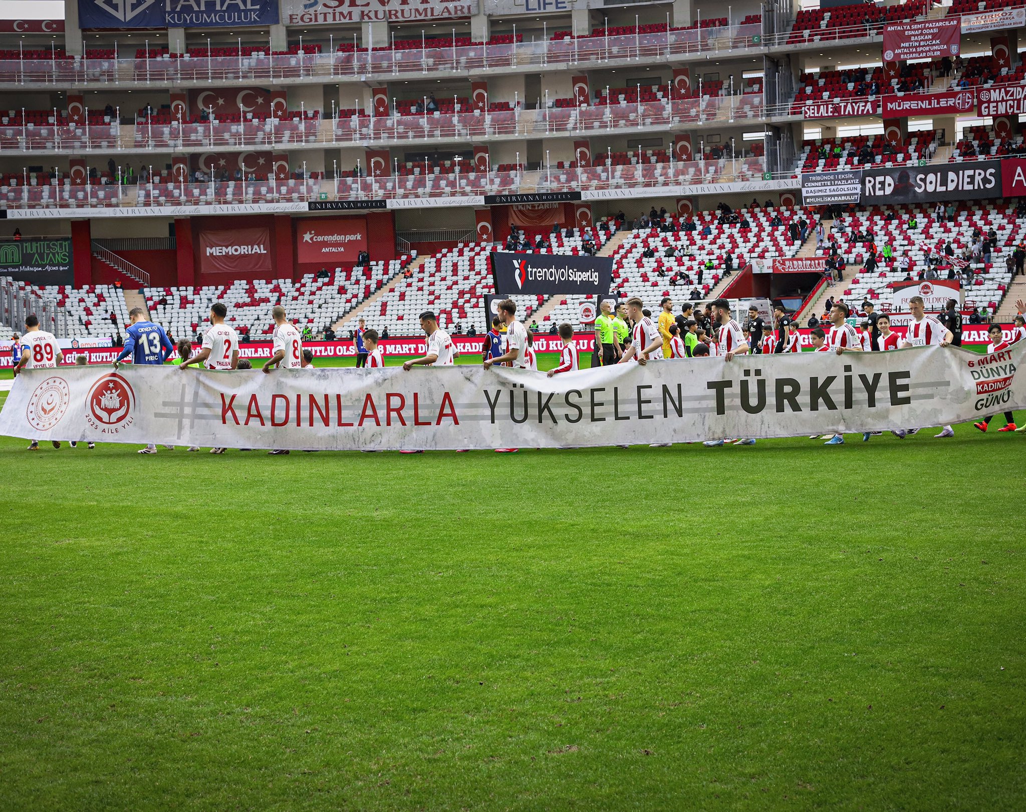 Antalya’da İlk Yarı Gol Sesi Çıkmadı! Antalyaspor: 0- Çaykur Rizespor: 0
