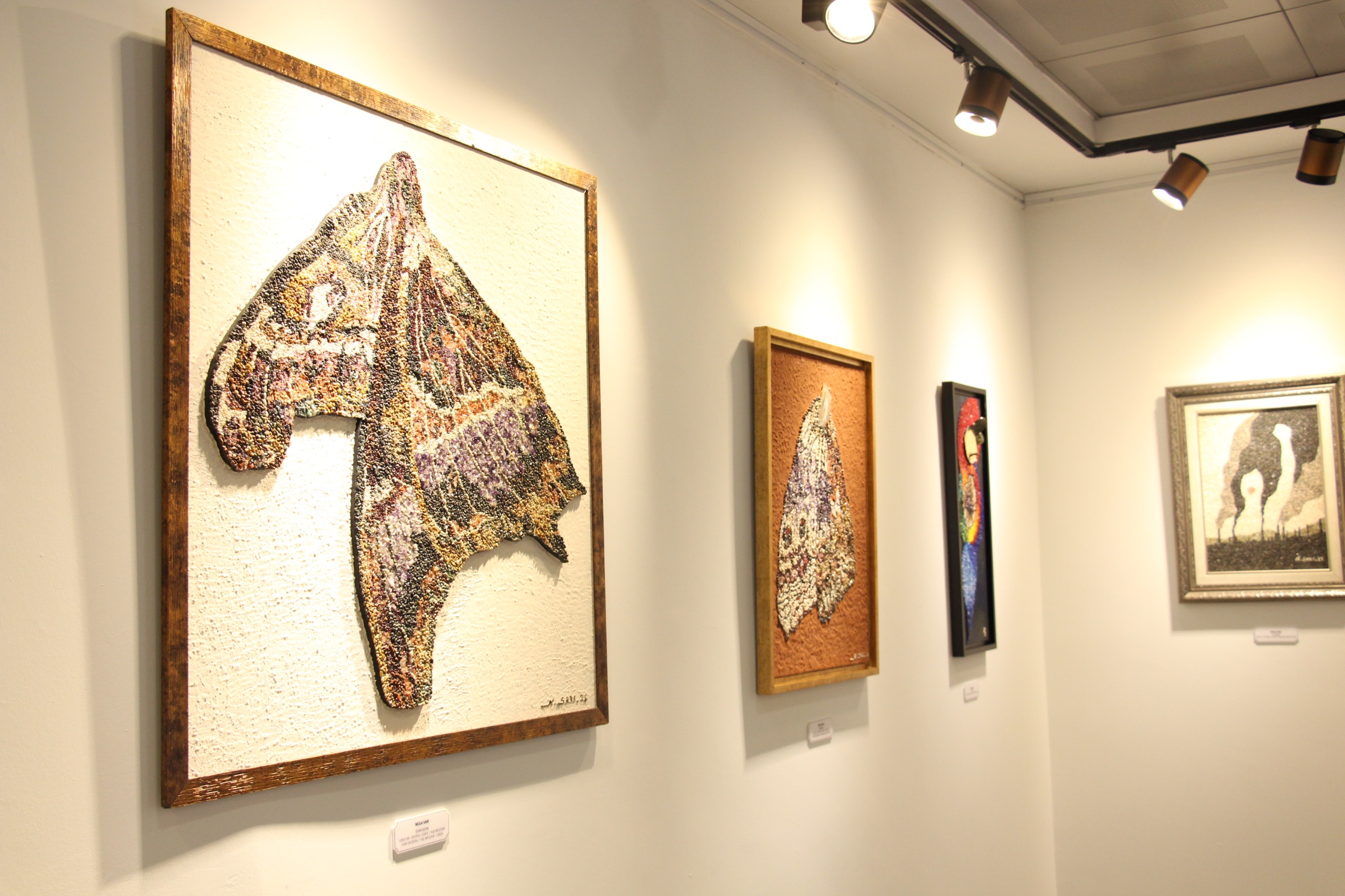 Antalya'da "İki Kuşak, Bir Ses" Sergisi Açıldı