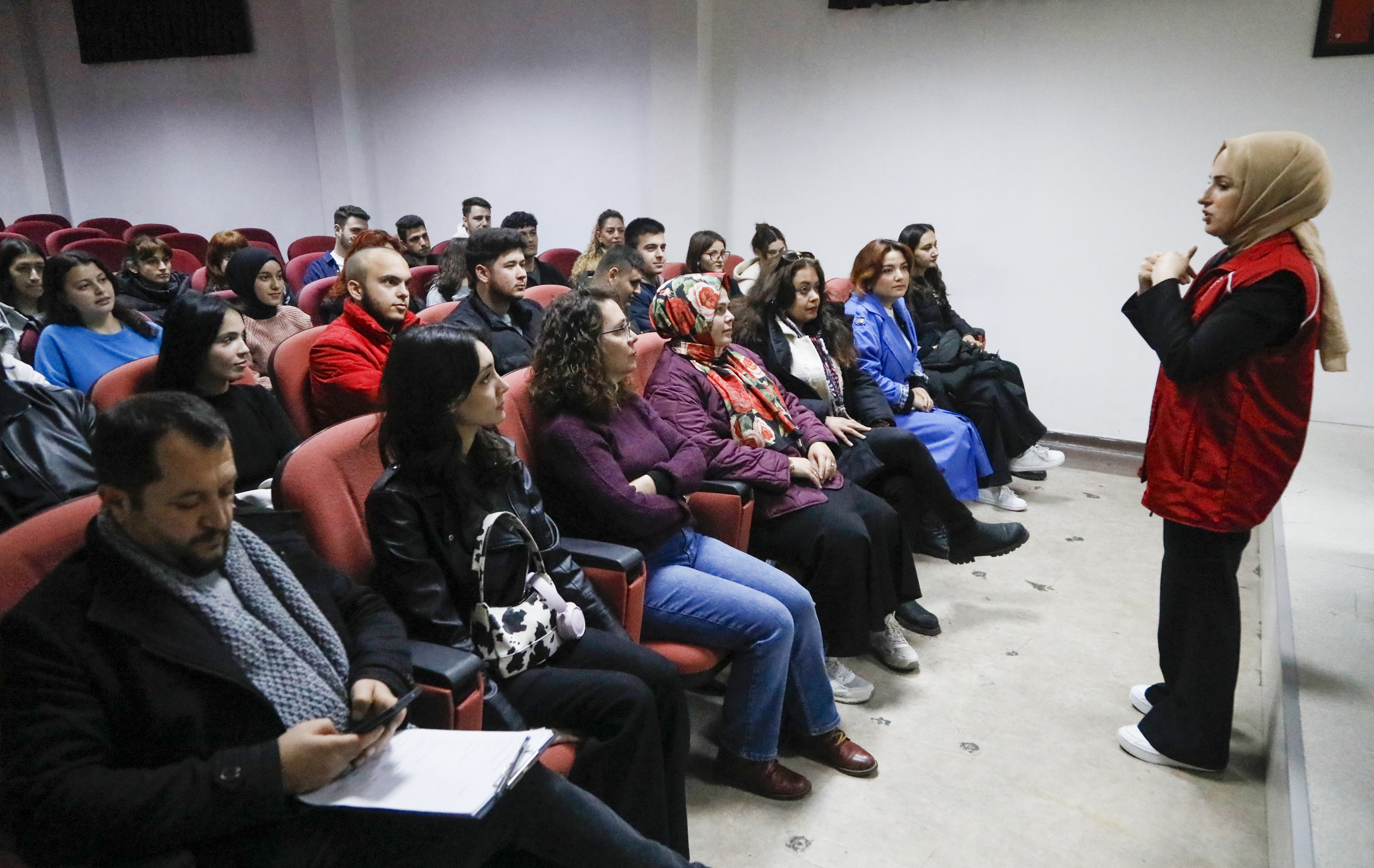 İletişim Kuramadığı Halası İçin İşaret Dili Öğrendi, Şimdi Uzman Oldu