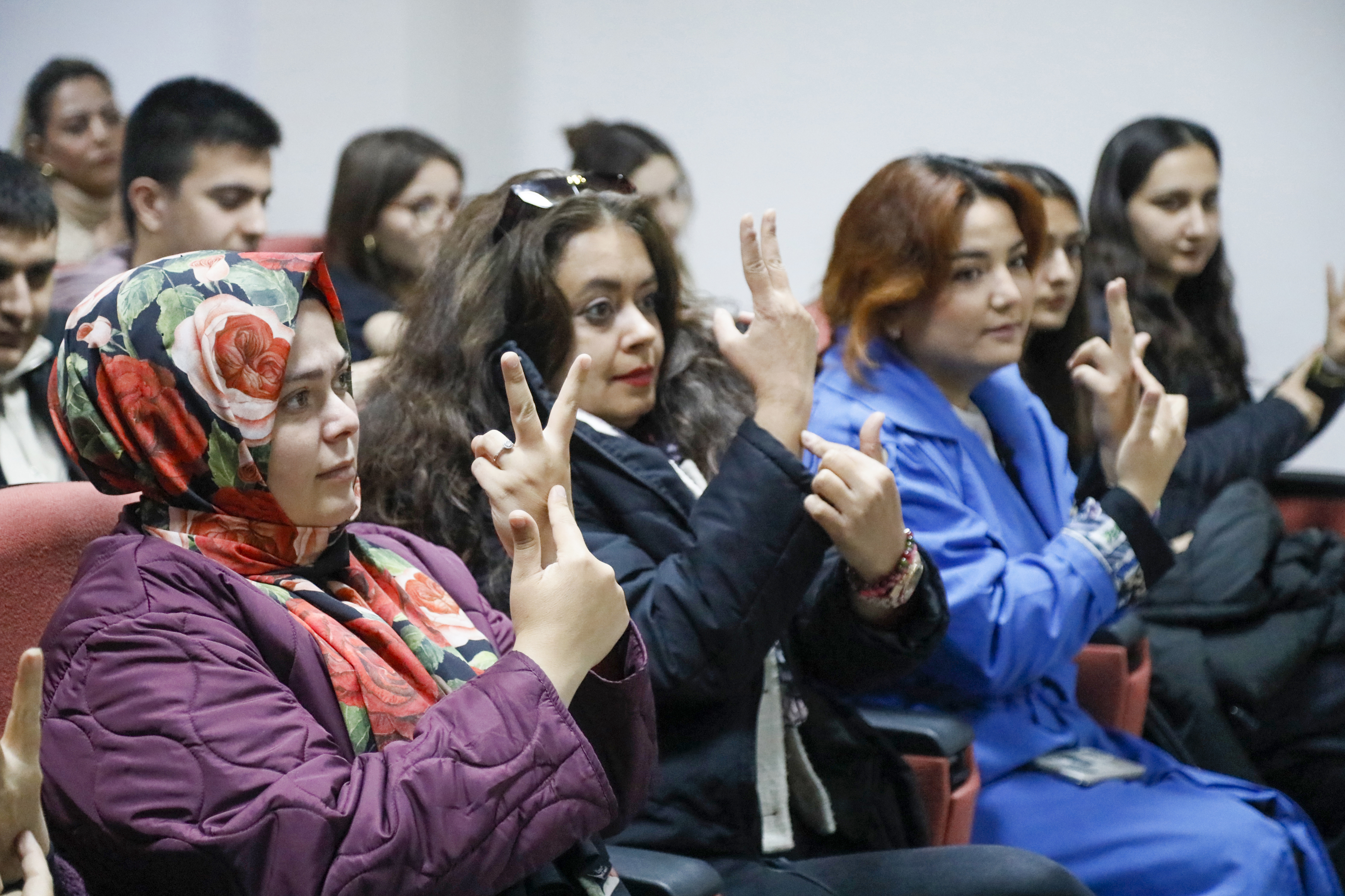 İletişim Kuramadığı Halası İçin İşaret Dili Öğrendi, Şimdi Uzman Oldu