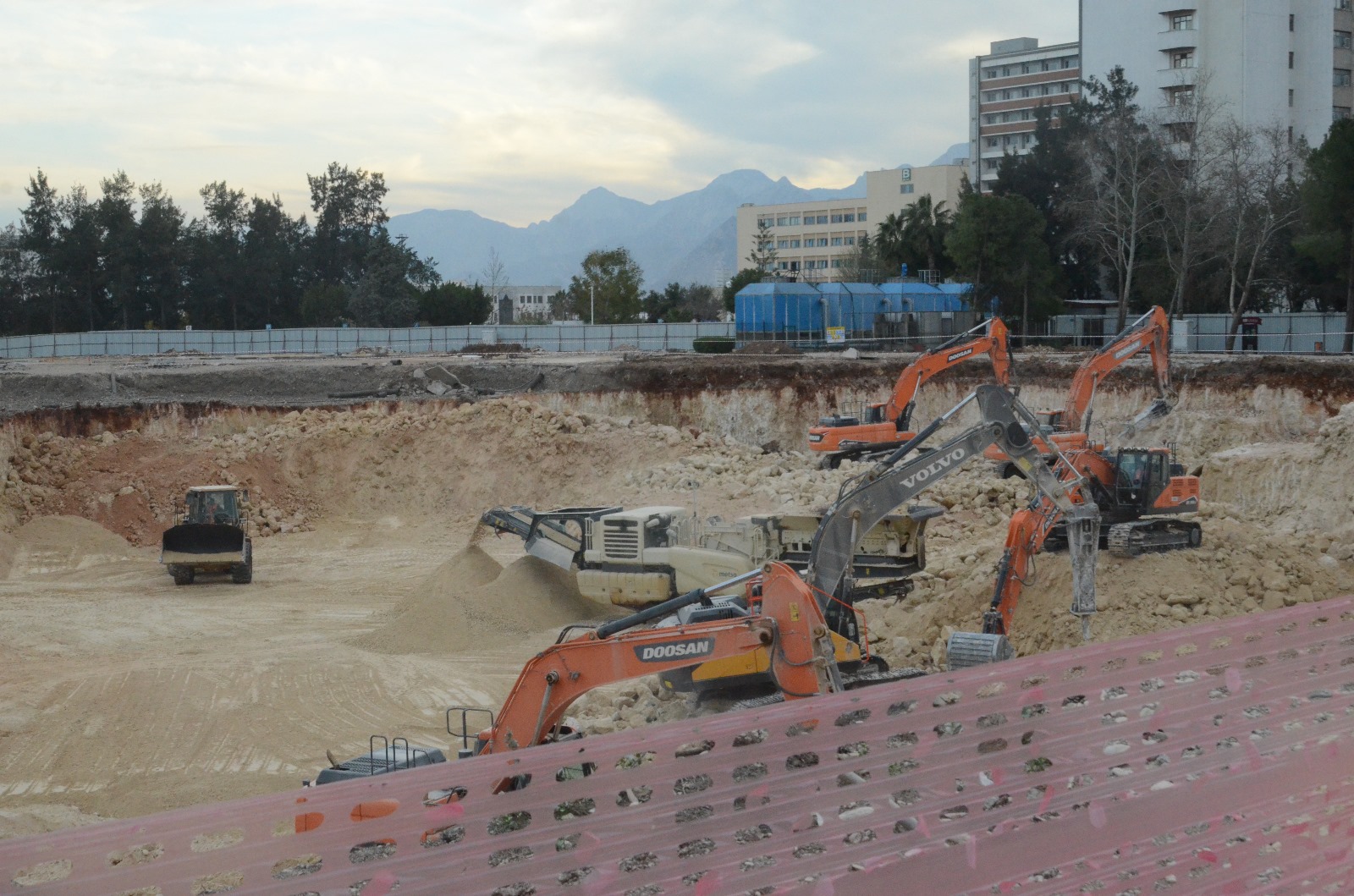 Akdeniz Üniversitesi'nde yeni hastane binası hızla yükseliyor