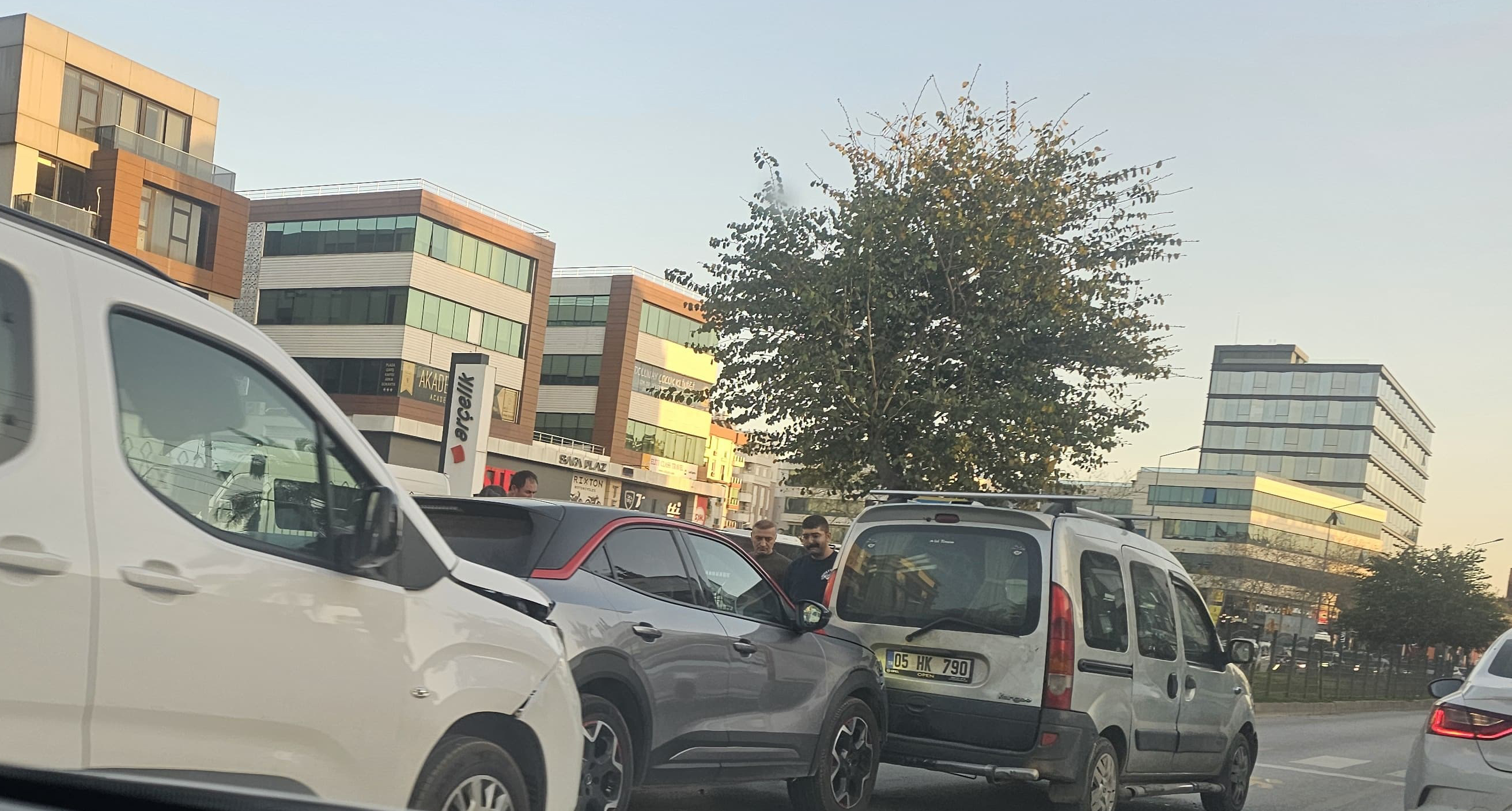 Akşam Saatlerinde Maddi Hasarlı Trafik Kazası