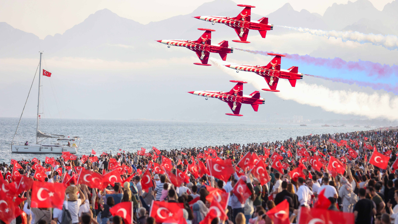 Türk Yıldızları’ndan Antalya semalarında nefes kesen gösteri