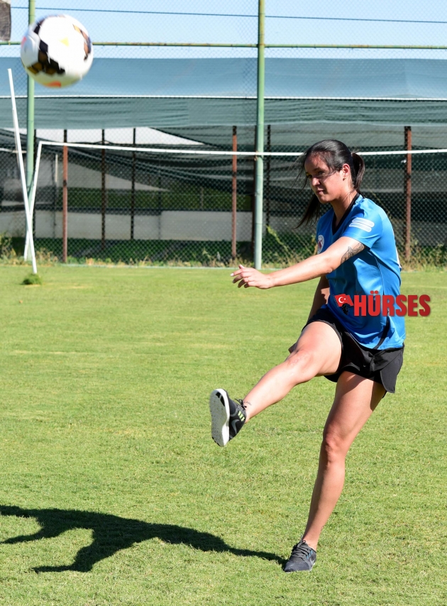 'DİŞİ RONALDİNHO'DAN FUTBOL ŞOV