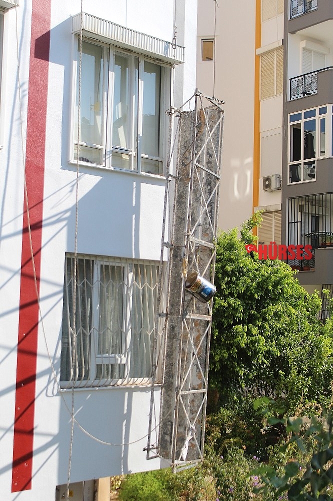2. kattan beton zemine düştüler