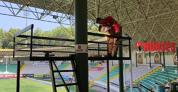 Alanyaspor'un stadında yoğun çalışma
