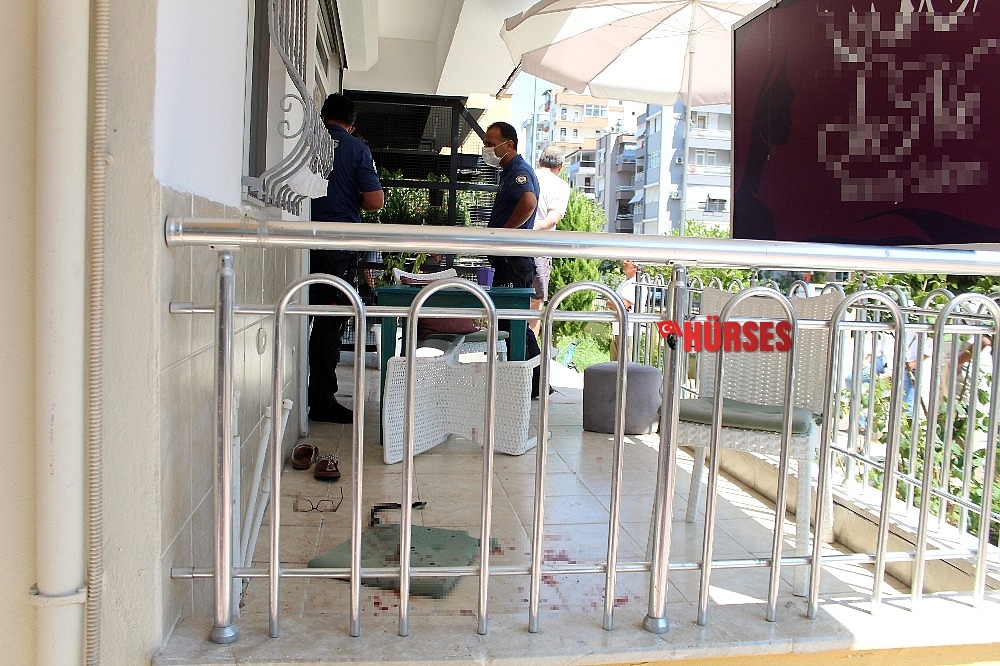 Antalya'da balkonda oturan kadına 3 bıçak darbesi