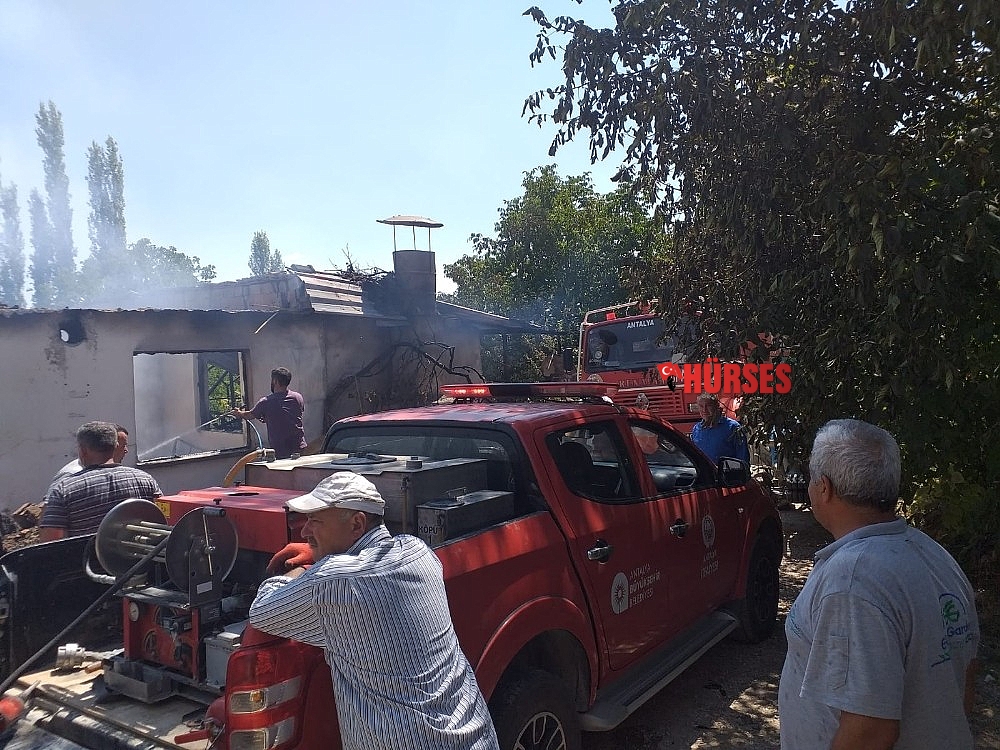 Antalya'da korkutan ev yangını