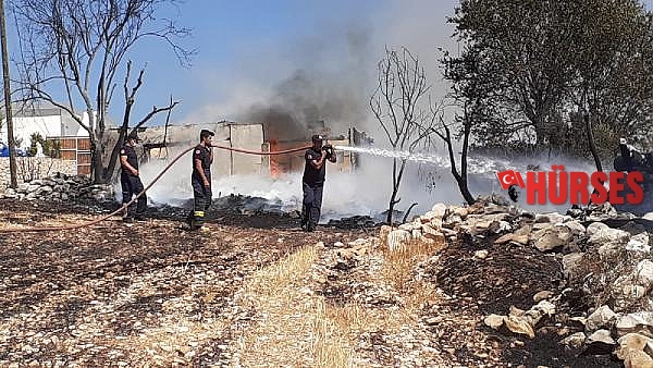 Arazide başlayan yangın eve sıçradı