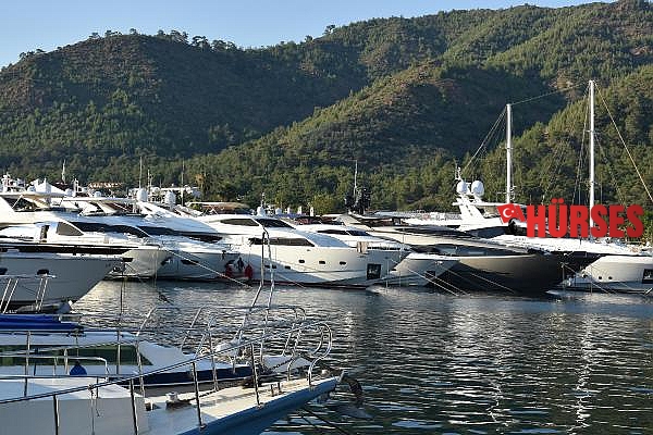 Avrupalı zenginlerin mega yatlarıyla adresi Güney Ege koyları