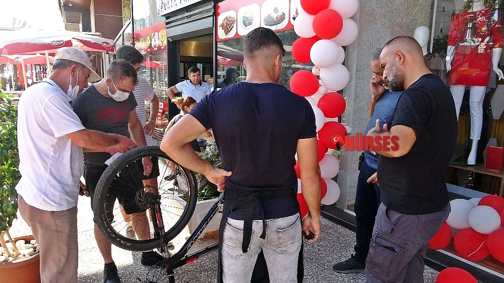 Çalınan bisikletinİ satın almaya polisle birlikte gitti