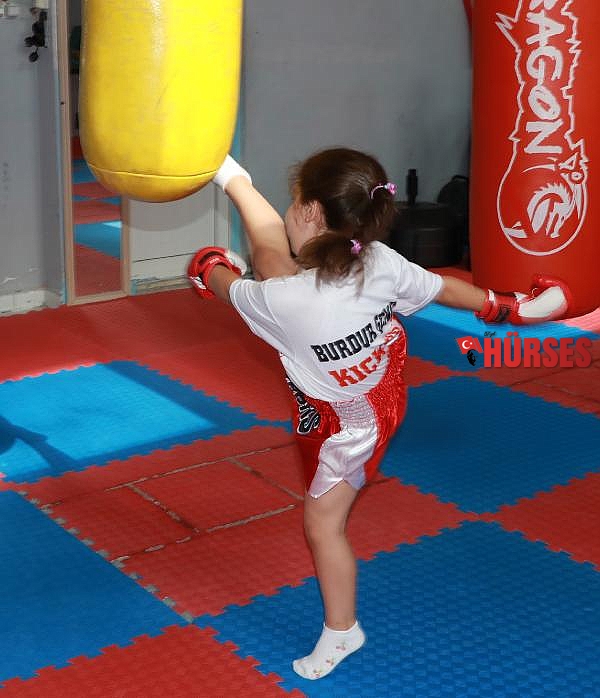 Ecrin, Burdur'un en küçük kick boks sporcusu