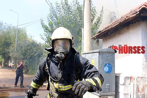 Evlerinde çıkan yangına müdahaleyi gözyaşları içinde izlediler