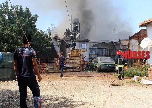 Evlerinde çıkan yangına müdahaleyi gözyaşları içinde izlediler