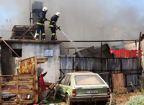 Evlerinde çıkan yangına müdahaleyi gözyaşları içinde izlediler
