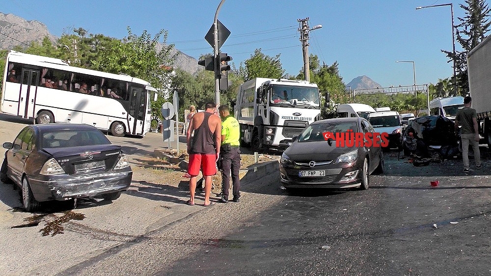 Freni patlayan otobüs araçları biçti