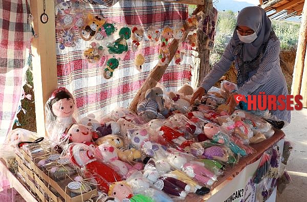 İnternetten öğrendiği teknikle oyuncak yapıp, ev ekonomisine katkı sağlıyor