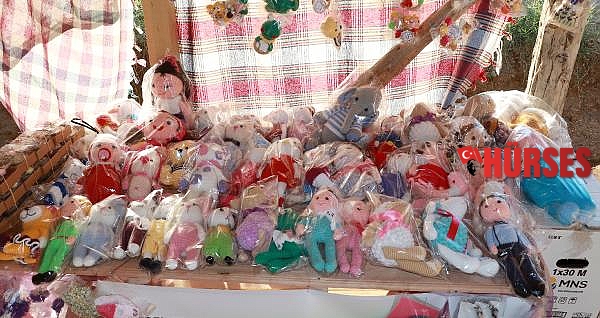 İnternetten öğrendiği teknikle oyuncak yapıp, ev ekonomisine katkı sağlıyor