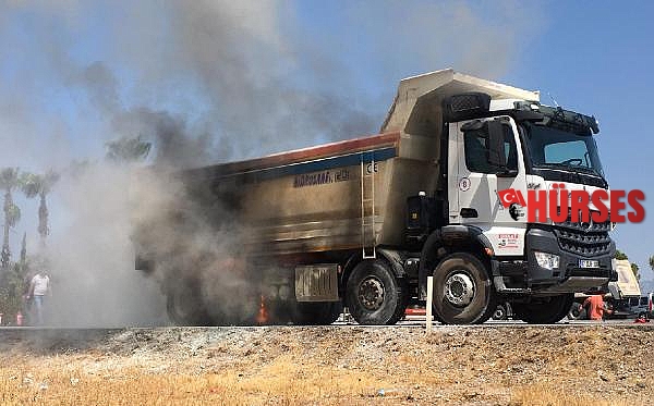 Lastiği patlayan kamyon alev aldı