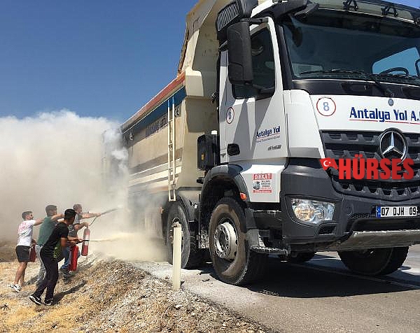Lastiği patlayan kamyon alev aldı