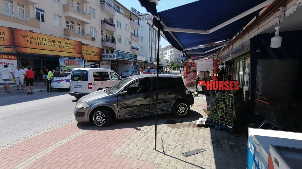 Markete giren otomobil kamerada